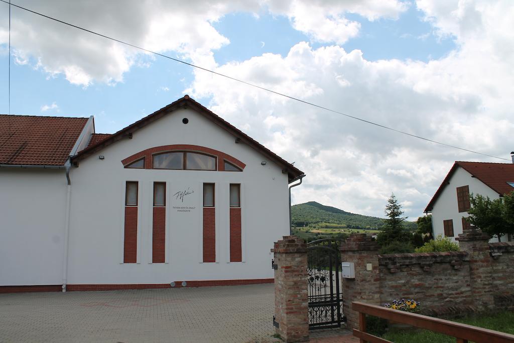 Tiffán's Pincészet és Panzió Hotel Villány Exterior foto