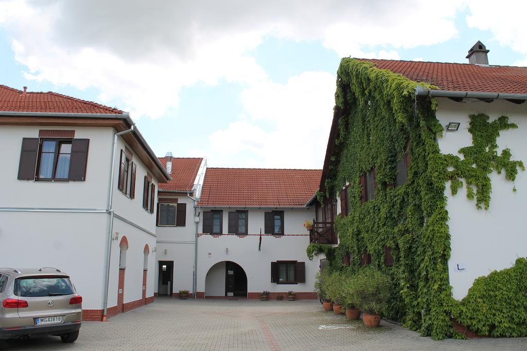 Tiffán's Pincészet és Panzió Hotel Villány Exterior foto