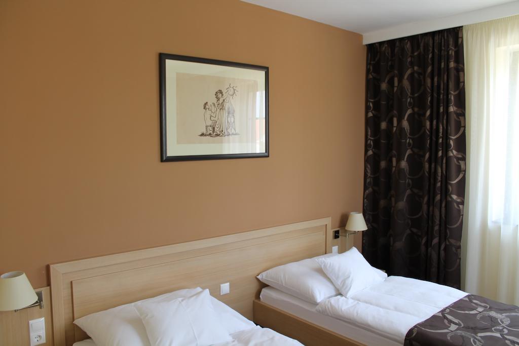 Tiffán's Pincészet és Panzió Hotel Villány Quarto foto